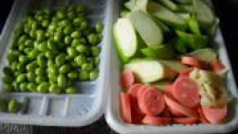 毛豆炒丝瓜,<a style='color:red;display:inline-block;' href='/shicai/ 67'>毛豆</a>剥米、洗净，<a style='color:red;display:inline-block;' href='/shicai/ 57'>丝瓜</a>去皮、洗净切滚刀块，<a style='color:red;display:inline-block;' href='/shicai/ 425'>香肠</a>切斜片，姜切片 蒜拍碎