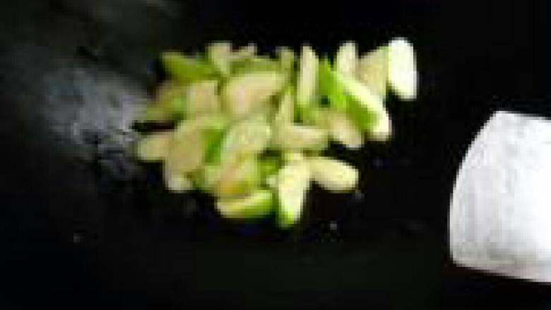 毛豆炒丝瓜,锅烧热，加1茶匙油，爆香蒜瓣，下丝瓜煸炒