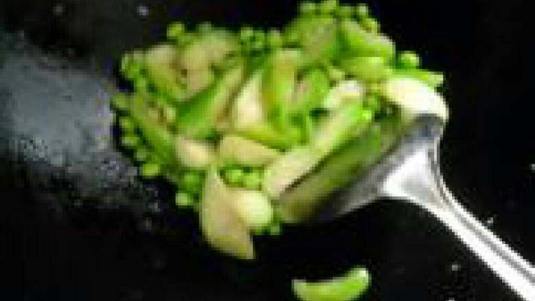 毛豆炒丝瓜,倒入豆米，加少许盐、<a style='color:red;display:inline-block;' href='/shicai/ 724'>胡椒</a>煸炒