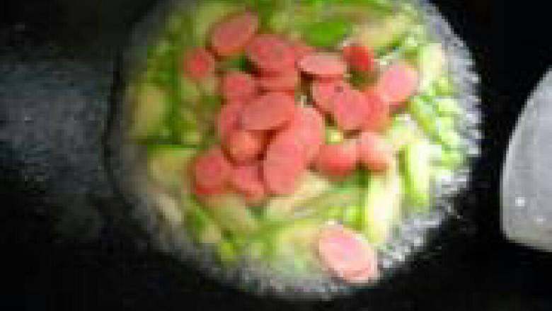 毛豆炒丝瓜,加入寸金肠，炒匀、加点水略煮一会