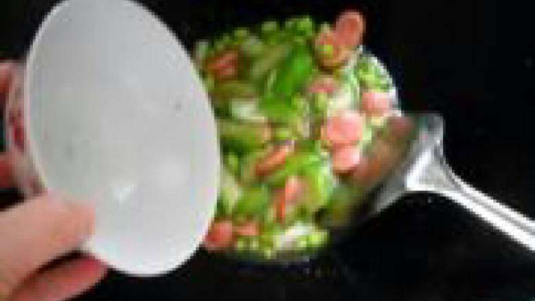 毛豆炒丝瓜,调味、勾薄芡，盛起