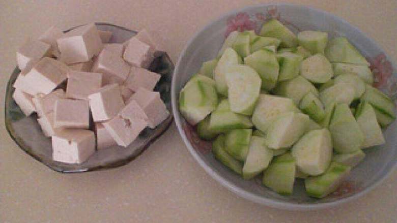 丝瓜鸡蛋豆腐汤,<a style='color:red;display:inline-block;' href='/shicai/ 465'>豆腐</a>切方块，<a style='color:red;display:inline-block;' href='/shicai/ 57'>丝瓜</a>去皮洗净切滚刀块备用。