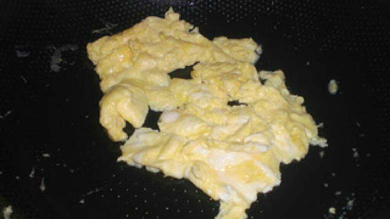 丝瓜鸡蛋豆腐汤,将鸡蛋炒好装出备用。