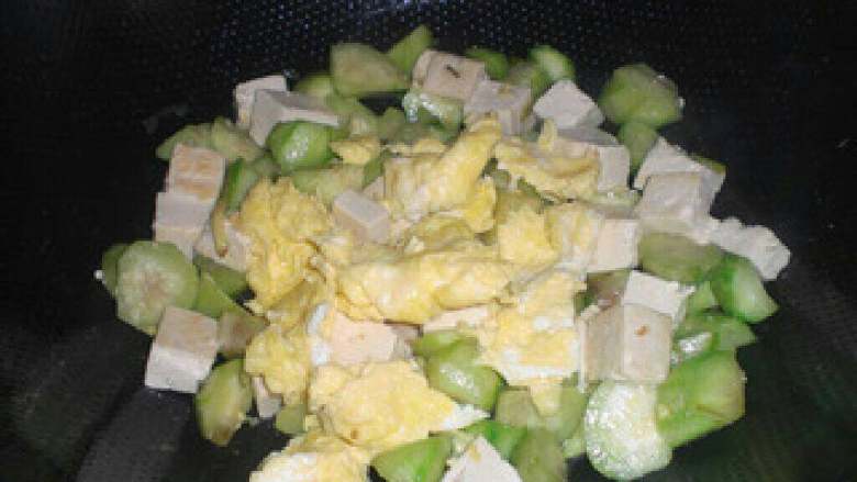 丝瓜鸡蛋豆腐汤,翻炒2分钟后倒入鸡蛋