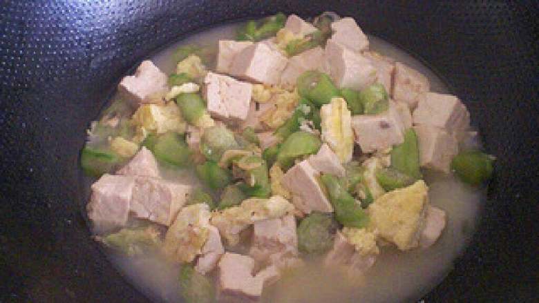 丝瓜鸡蛋豆腐汤,加入高汤和<a style='color:red;display:inline-block;' href='/shicai/ 288'>虾皮</a>，大火烧开。