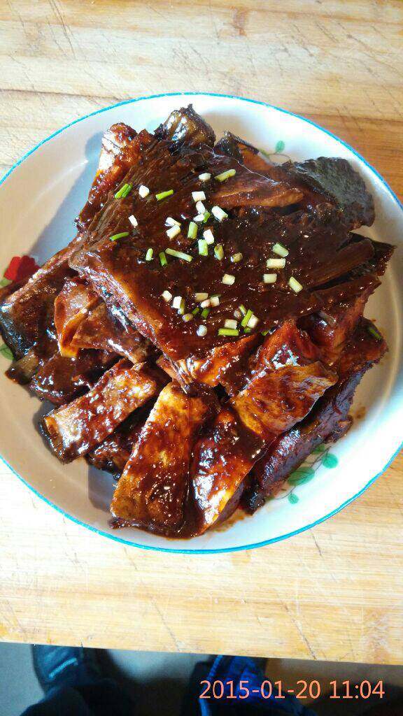 焦式酱香鱼,把葱，姜，蒜，用油爆香，放入<a style='color:red;display:inline-block;' href='/shicai/ 788'>生抽</a>，<a style='color:red;display:inline-block;' href='/shicai/ 762'>老抽</a>，盐，白糖，<a style='color:red;display:inline-block;' href='/shicai/ 86663'>红辣椒</a>八，把鱼放入锅中，在放入<a style='color:red;display:inline-block;' href='/shicai/ 894'>黄酒</a>，熟了之后即可出锅。