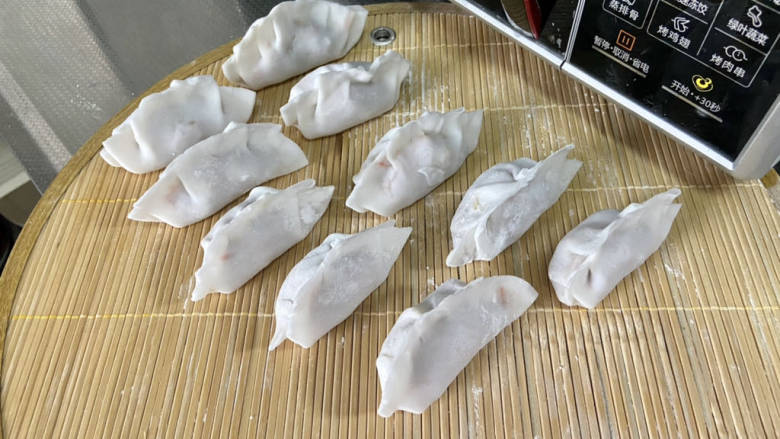 水晶饺子➕笋瓜鸡蛋水晶蒸饺,按照自己的喜好包成饺子,今天饺子包的很大,基本这么多馅儿,包了26个大蒸饺