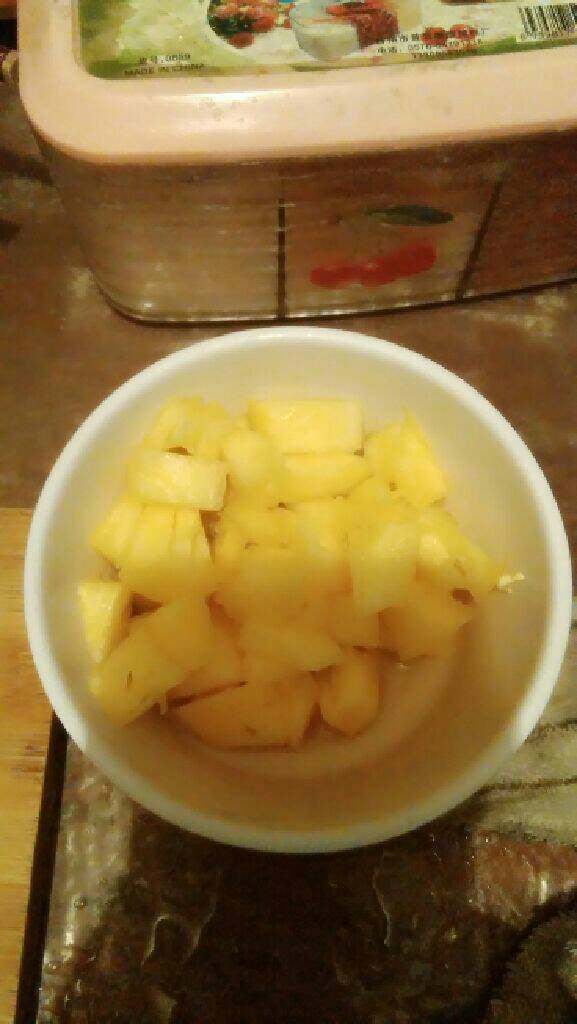 菠萝白米粥,<a style='color:red;display:inline-block;' href='/shicai/ 492'>大米</a>淘洗干净，浸泡两小时，<a style='color:red;display:inline-block;' href='/shicai/ 597'>菠萝</a>切小块，盐水里浸泡十几分钟