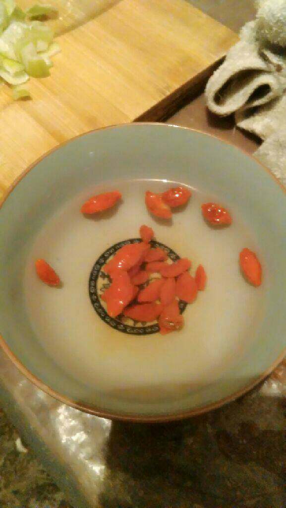 菠萝白米粥,<a style='color:red;display:inline-block;' href='/shicai/ 673'>枸杞</a>洗净，泡水里待用