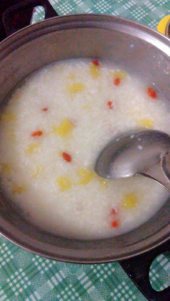 菠萝白米粥,大米煮至开花时加入菠萝，煮几分钟，在放枸杞煮几分钟至粘稠