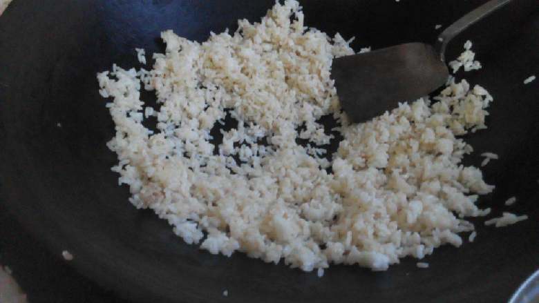 火腿肠蛋炒饭,锅烧热入油倒入米饭翻炒至颗粒分明