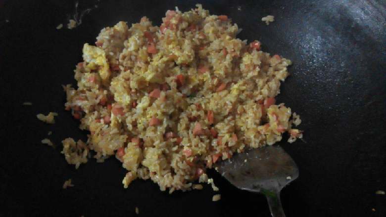 火腿肠蛋炒饭,入炒好的鸡蛋，入<a style='color:red;display:inline-block;' href='/shicai/ 788'>生抽</a>翻炒