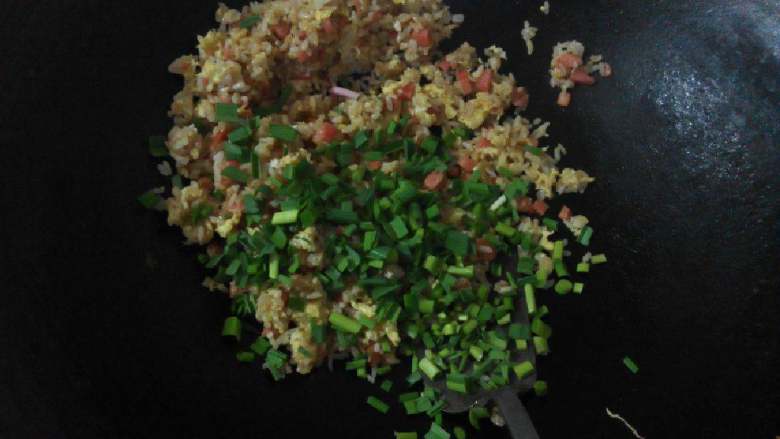 火腿肠蛋炒饭,入蒜苗段翻炒