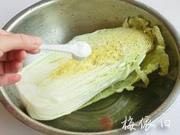 韩国泡菜,横切开、在盆内均匀的给白菜撒上盐