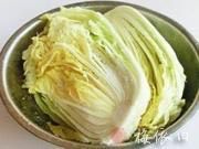 韩国泡菜,腌制12小时(腌制时间与放入的盐多少来定,腌至<a style='color:red;display:inline-block;' href='/shicai/ 113'>大白菜</a>软为止)