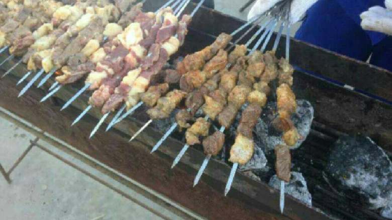 羊肉串,串肉串开始烤