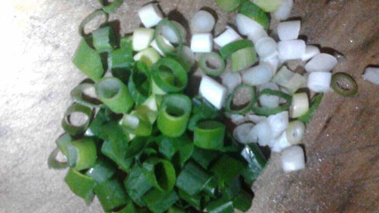 爆炒花蛤,备好<a style='color:red;display:inline-block;' href='/shicai/ 3250'>葱</a>花，<a style='color:red;display:inline-block;' href='/shicai/ 37'>姜</a>丝，干椒