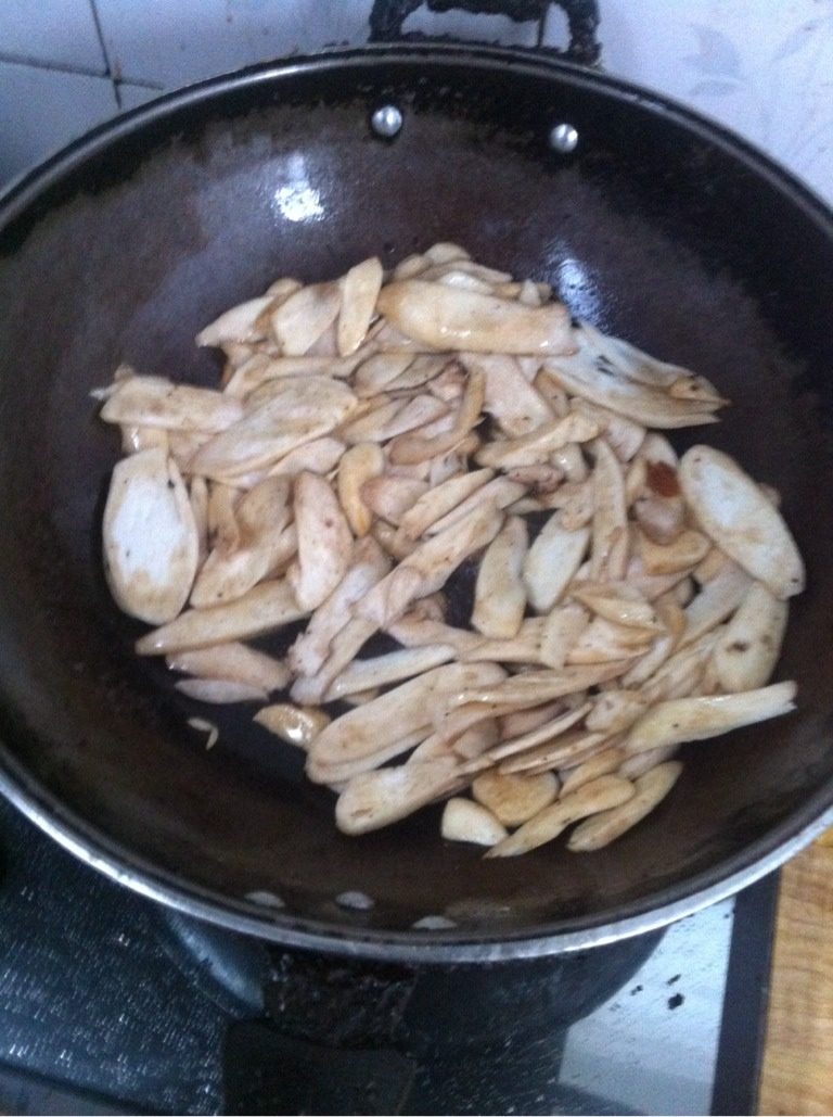 青炒鸡腿菇,葱、姜、辣椒炒香后放鸡腿菇少放点醋即可