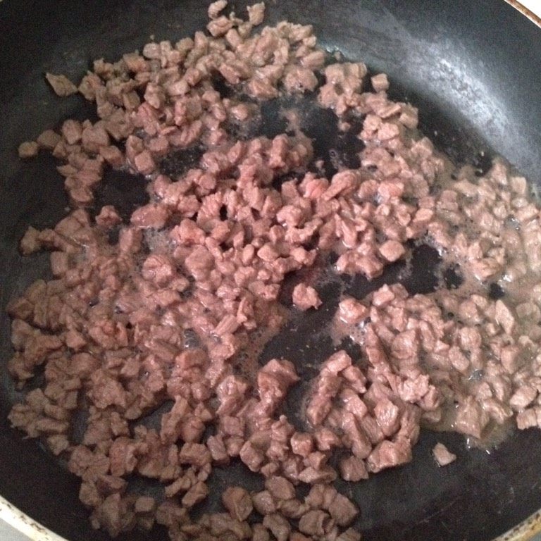 香辣牛肉酱,锅中不放油,倒入牛肉,炒出水分,锅稍微倾斜,让水分与肉分离