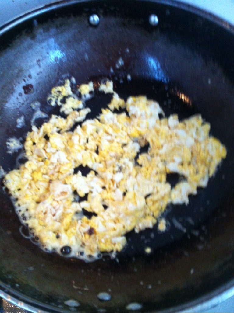 鸡蛋炒火腿,锅热打<a style='color:red;display:inline-block;' href='/shicai/ 9'>鸡蛋</a>