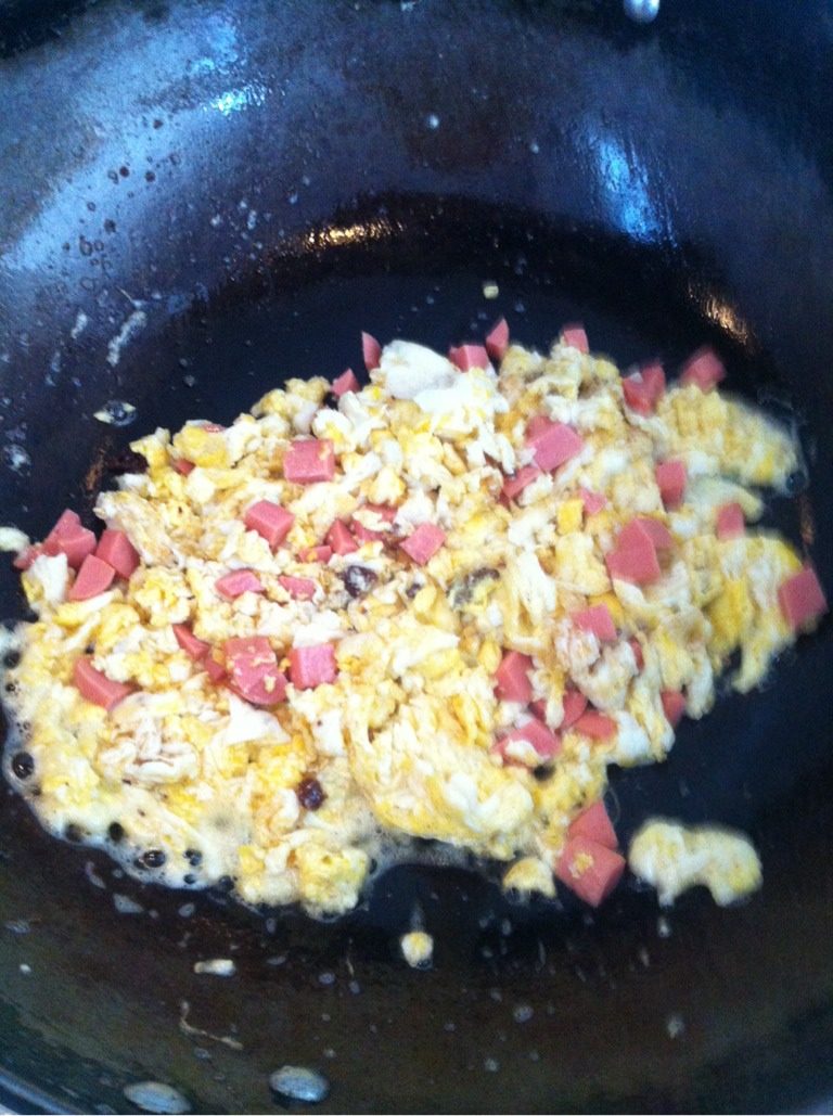 鸡蛋炒火腿,在放火腿加盐