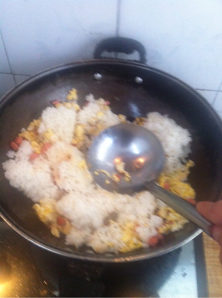 火腿鸡蛋炒饭,在放<a style='color:red;display:inline-block;' href='/shicai/ 507'>米饭</a>用勺拌匀加盐即可