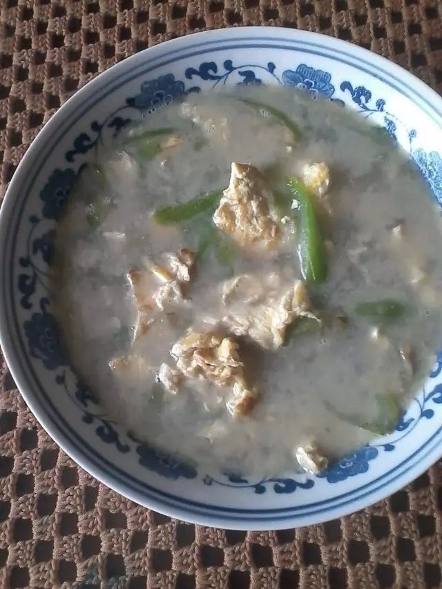 丝瓜鸡蛋汤,炒锅烧热放油，放入蛋液炒至凝固，放入丝瓜，放盐炒匀放<a style='color:red;display:inline-block;' href='/shicai/ 156925'>水</a>烧开加入<a style='color:red;display:inline-block;' href='/shicai/ 717'>味精</a>出锅