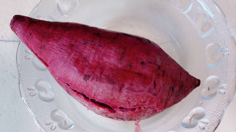 紫薯夹心蛋糕,<a style='color:red;display:inline-block;' href='/shicai/ 2643'>紫薯</a>提前蒸好,剥去外皮。