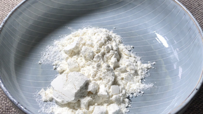炸萝卜丸子,无水的盘子,装入适量面粉
