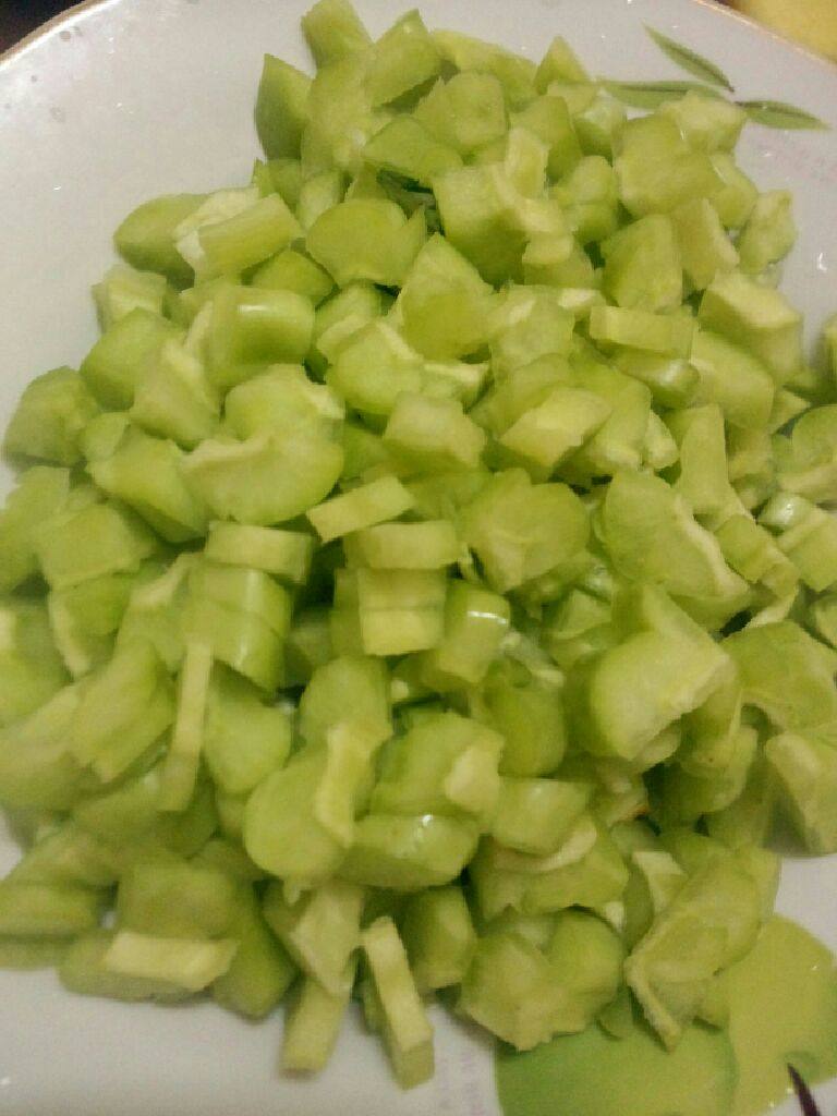 蛋包瓜,<a style='color:red;display:inline-block;' href='/shicai/ 55'>苦瓜</a>对半切开去掉籽切丁待用