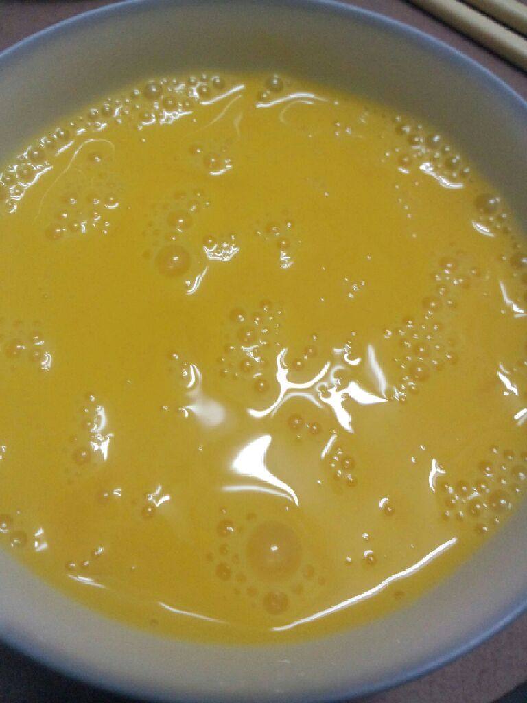 蛋包瓜,拿个碗把鸡打入碗中搅拌匀待用