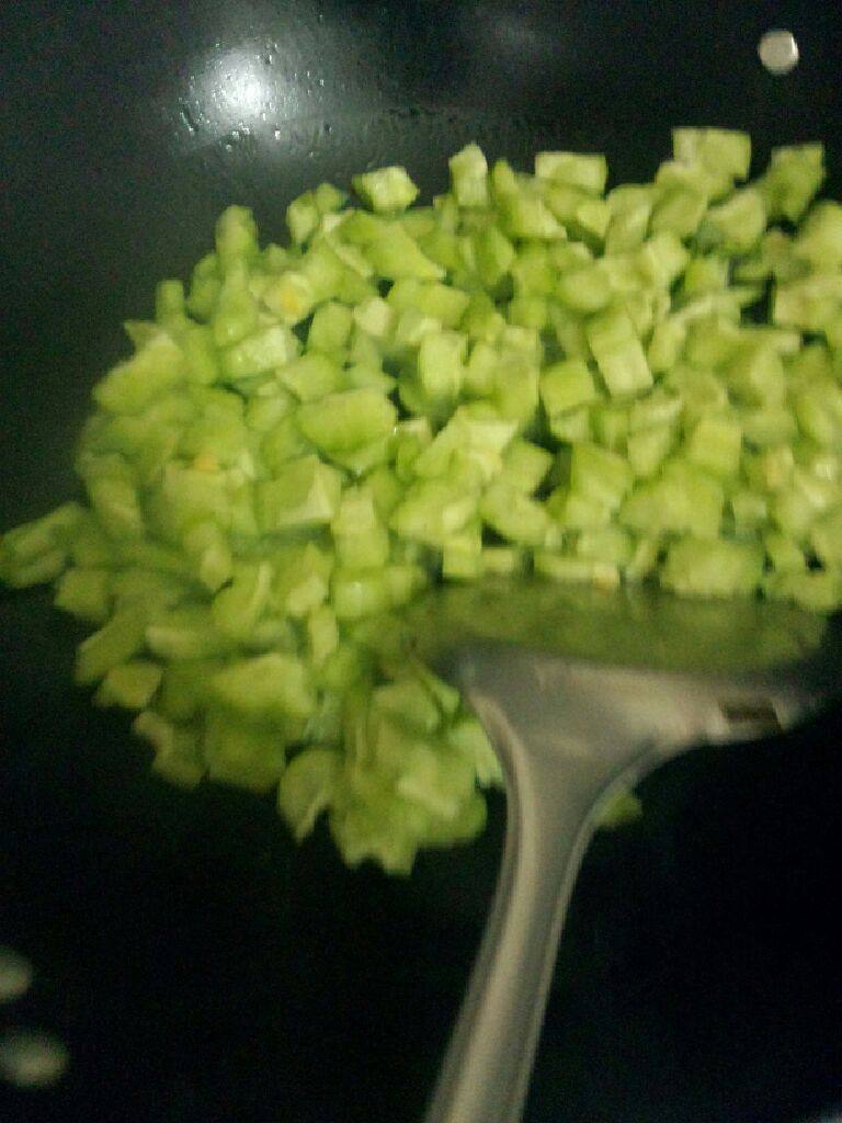 蛋包瓜,锅加油烧热把苦瓜放入炒