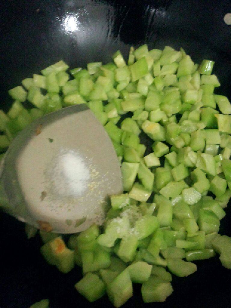 蛋包瓜,炒至七分熟在放盐 鸡精粉炒