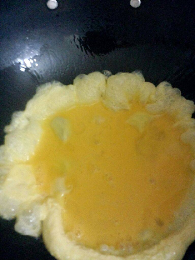 蛋包瓜,锅在次倒油烧热把<a style='color:red;display:inline-block;' href='/shicai/ 9'>鸡蛋</a>倒入