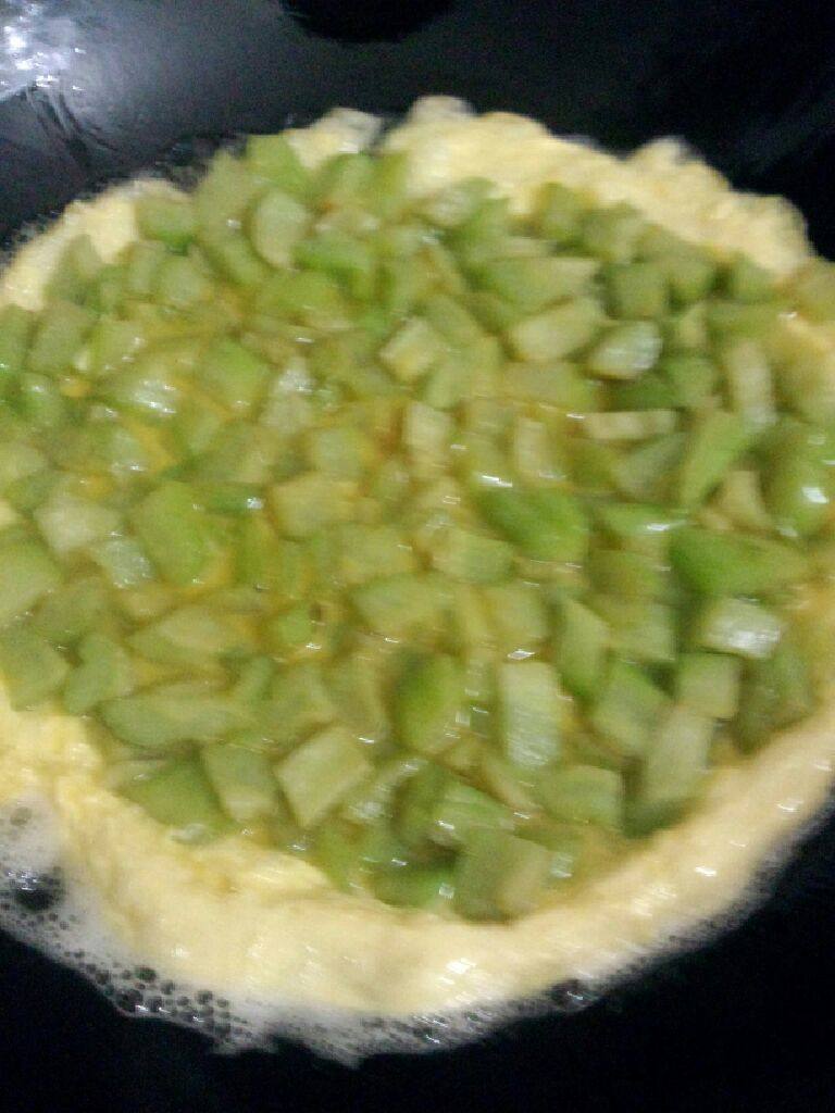 蛋包瓜,在把炒好的苦瓜倒在鸡蛋面上煎