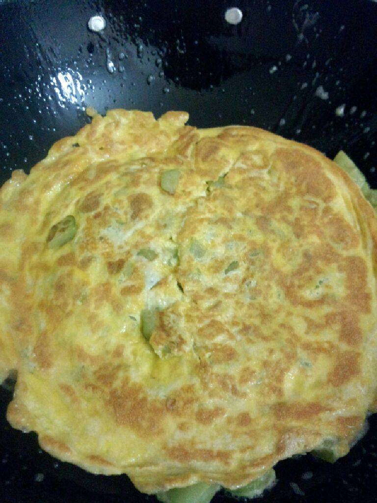 蛋包瓜,煎至金黄在番另一面煎