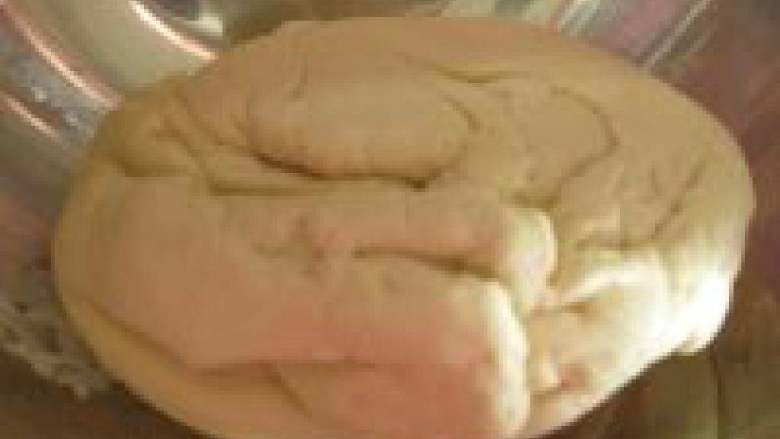 炒疙瘩,首先取饺子粉,面粉里放2克盐(这样可以更劲道),用清水和成面团,盖上湿布醒30分钟