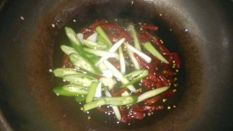 下饭的香辣虾,热锅放多一点油小火爆香蒜，蒜苗，辣椒段，尖椒