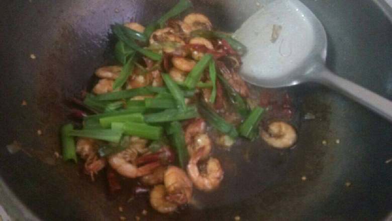 下饭的香辣虾,最后放入蒜苗