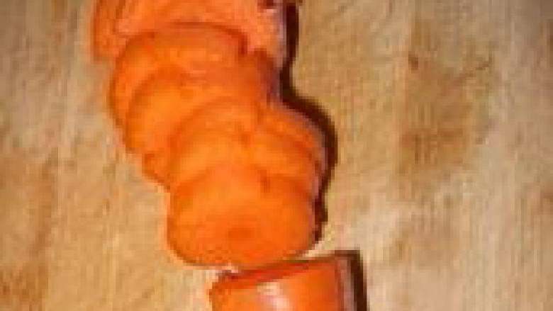 胡萝卜排骨汤,猪排洗净切断。萝卜切成厚2CM的花形