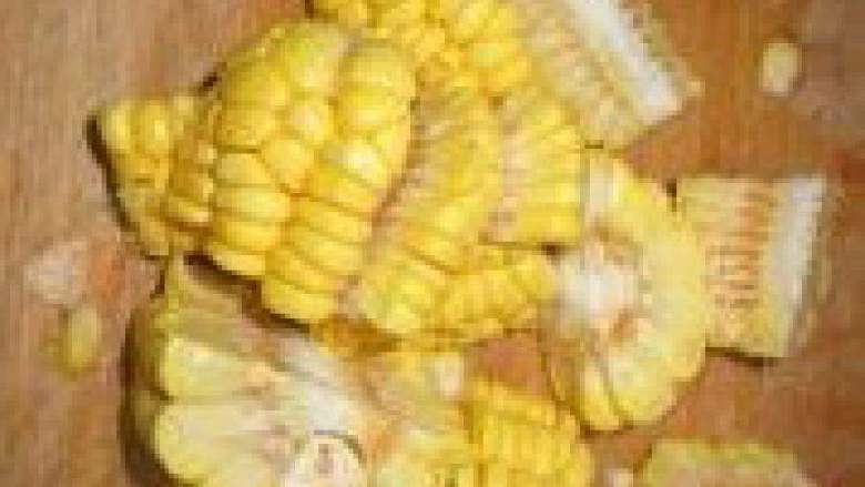 胡萝卜排骨汤,<a style='color:red;display:inline-block;' href='/shicai/ 500'>玉米</a>洗净，切成块。<a style='color:red;display:inline-block;' href='/shicai/ 664'>花生</a>洗净