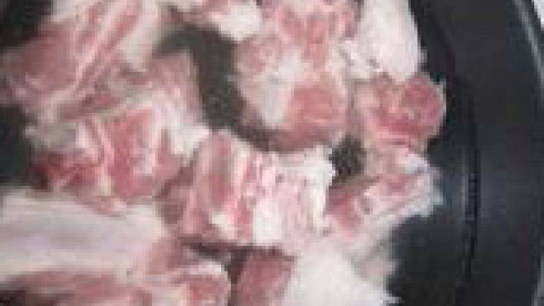 胡萝卜排骨汤,<a style='color:red;display:inline-block;' href='/shicai/ 434'>排骨</a>放炖锅内，放入姜片和葱段，再加少许<a style='color:red;display:inline-block;' href='/shicai/ 718'>料酒</a>，加水煮开，去除上面的浮沫后加入花生大火煮开后小火炖40分钟