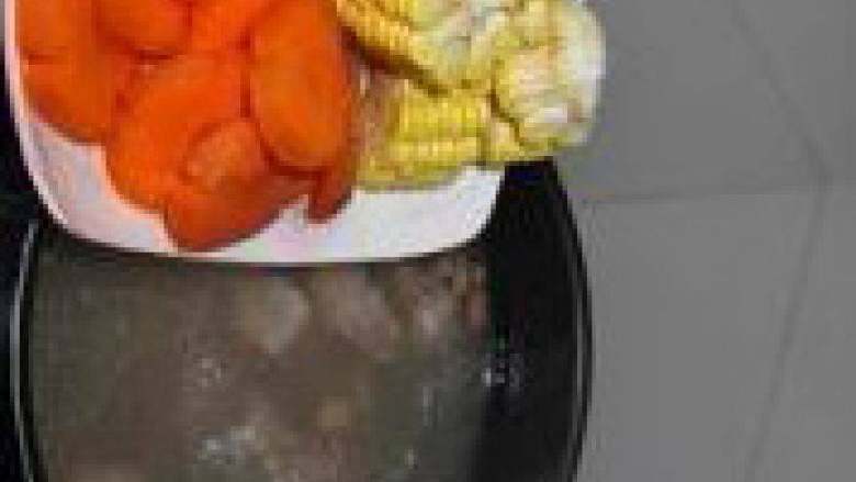 胡萝卜排骨汤,加入萝卜玉米小火继续炖20分钟后入盐调味即可