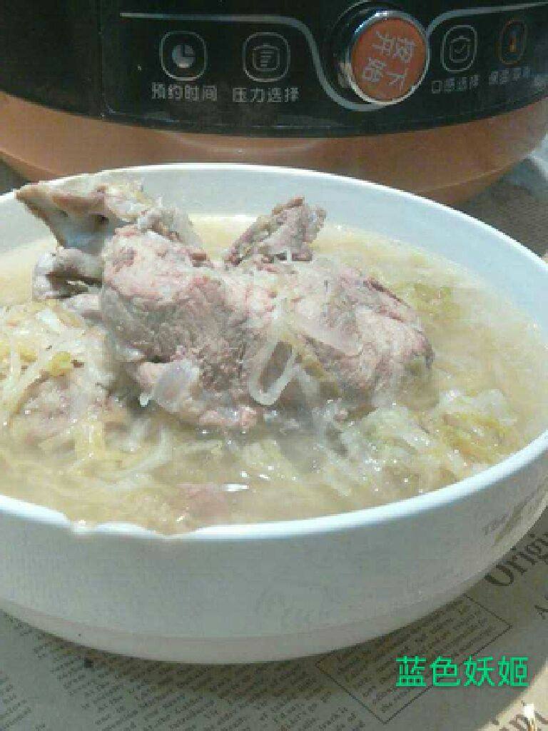 酸菜炖猪骨汤
