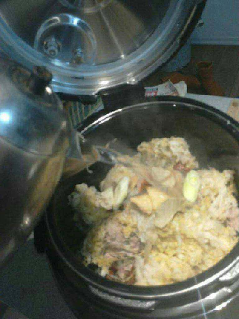 酸菜炖猪骨汤,加入开水炖20分钟