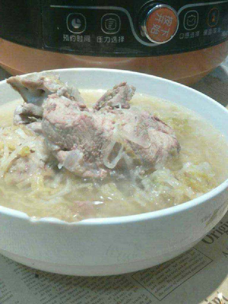 酸菜炖猪骨汤,美味出锅了，肉都炖的很烂