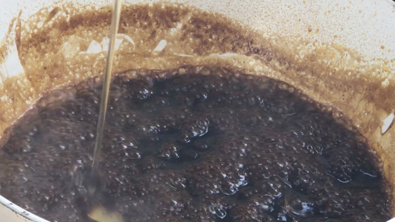 蒜蓉豆豉蒸排骨,再淋入少许明油拌匀