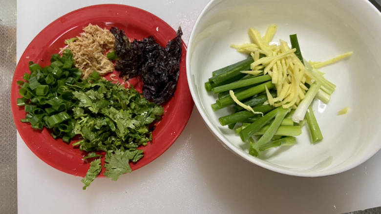 海鲜小馄饨➕鲜虾玉米猪肉馄饨,小葱洗净,姜搓洗干净,青菜择好洗净,香菜洗净。姜去皮切丝,小葱一根切末,其余切段,香菜切碎