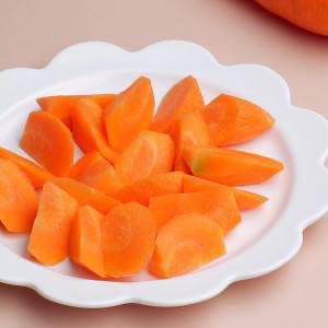 牛肉炖芋头,<a style='color:red;display:inline-block;' href='/shicai/ 25'>胡萝卜</a>切块,这种三角块就可以了。