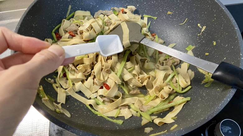 千张肉丝,最后尝下咸淡,根据自己口味添加少许食盐,翻炒定味出锅